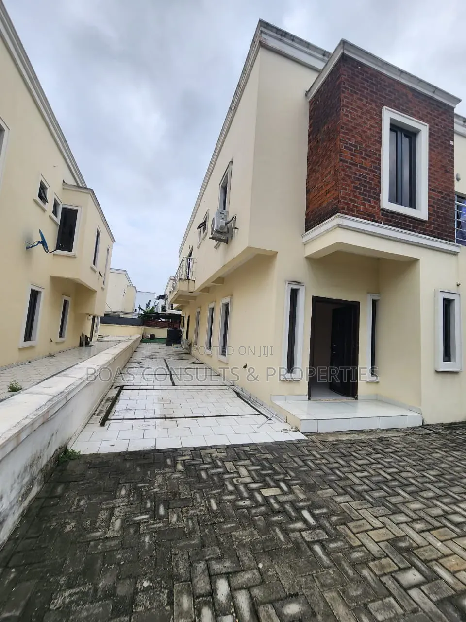 5bdrm Duplex in Chevron for rent