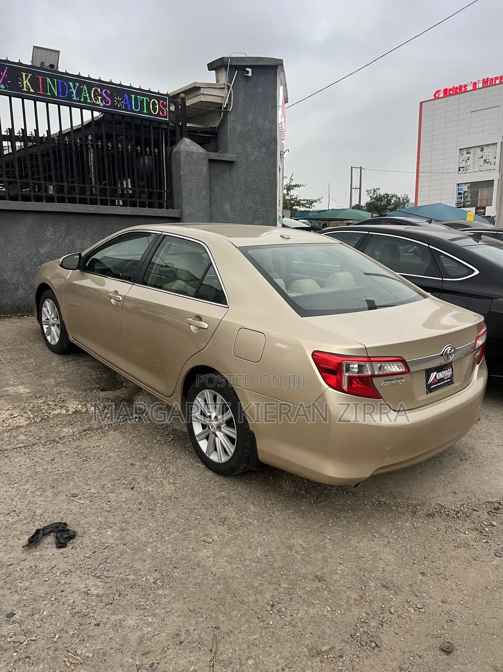 Toyota Camry XLE 4dr Sedan (2.5L 4cyl 6A) 2013 Gold