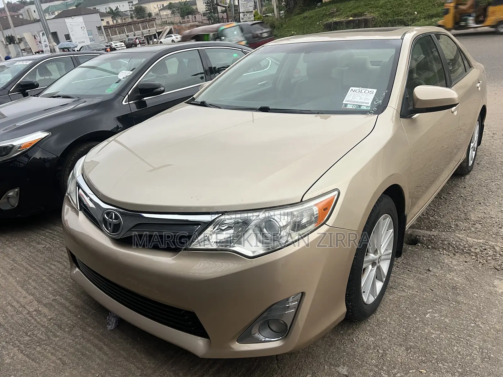 Toyota Camry XLE 4dr Sedan (2.5L 4cyl 6A) 2013 Gold