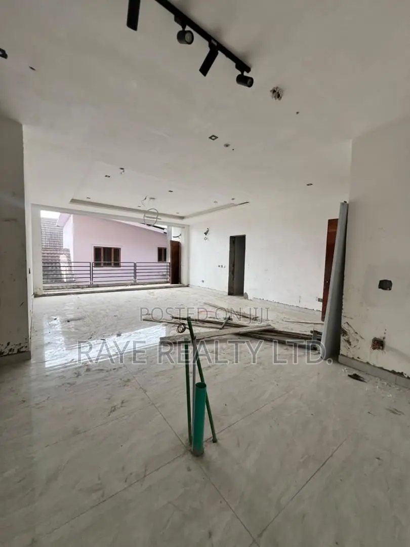 3bdrm Apartment in Lekki Phase 1 for sale
