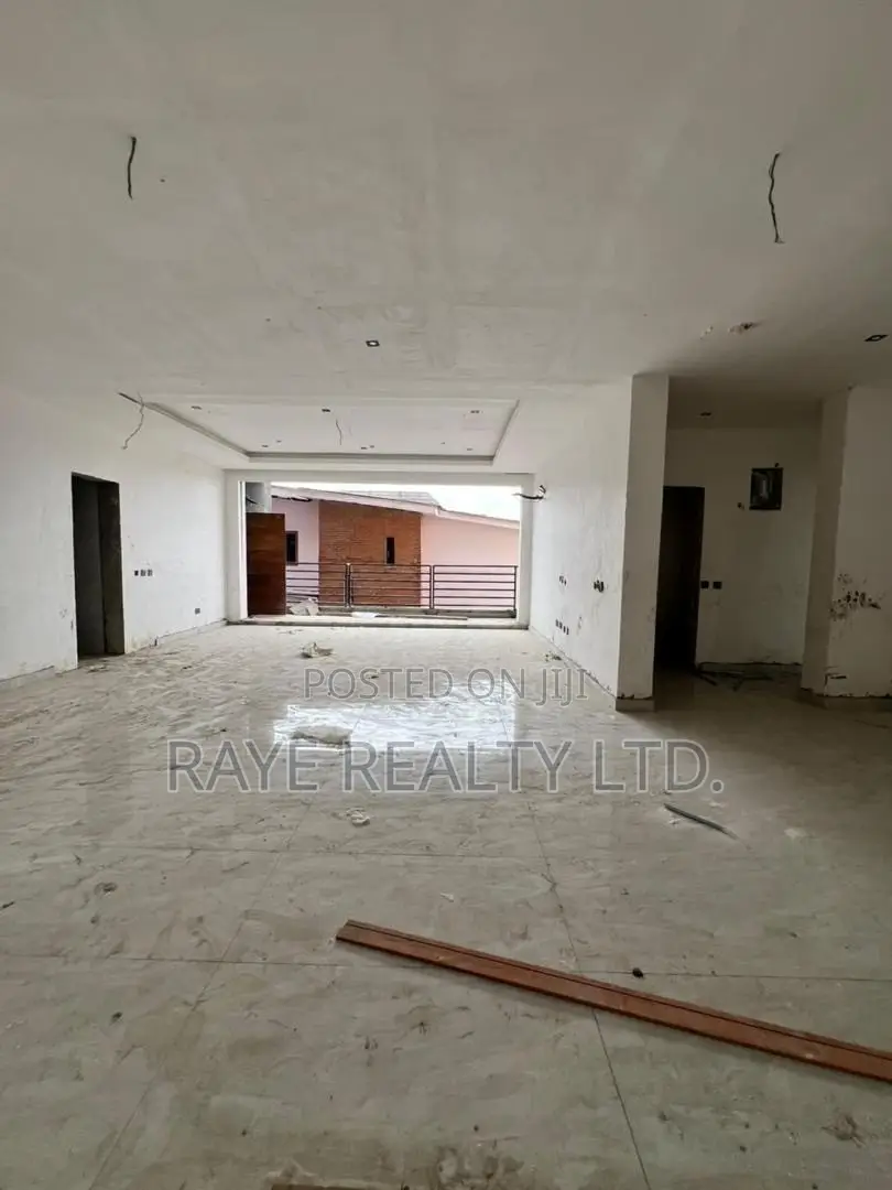 3bdrm Apartment in Lekki Phase 1 for sale
