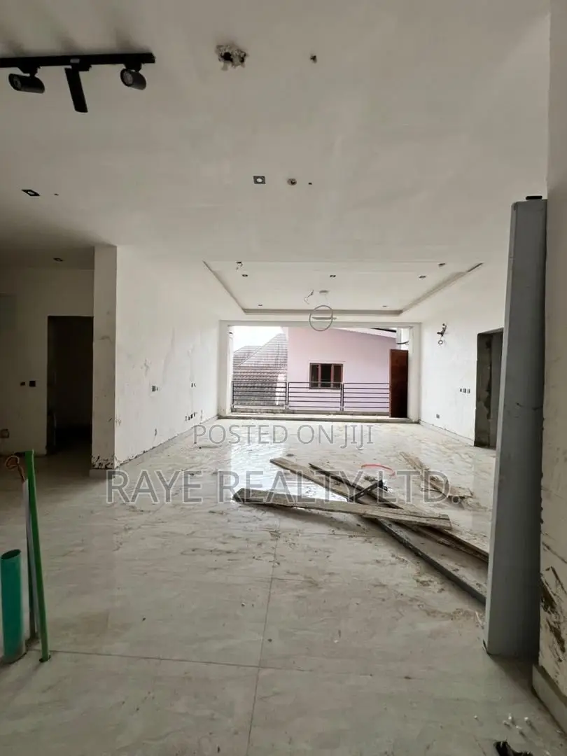 3bdrm Apartment in Lekki Phase 1 for sale