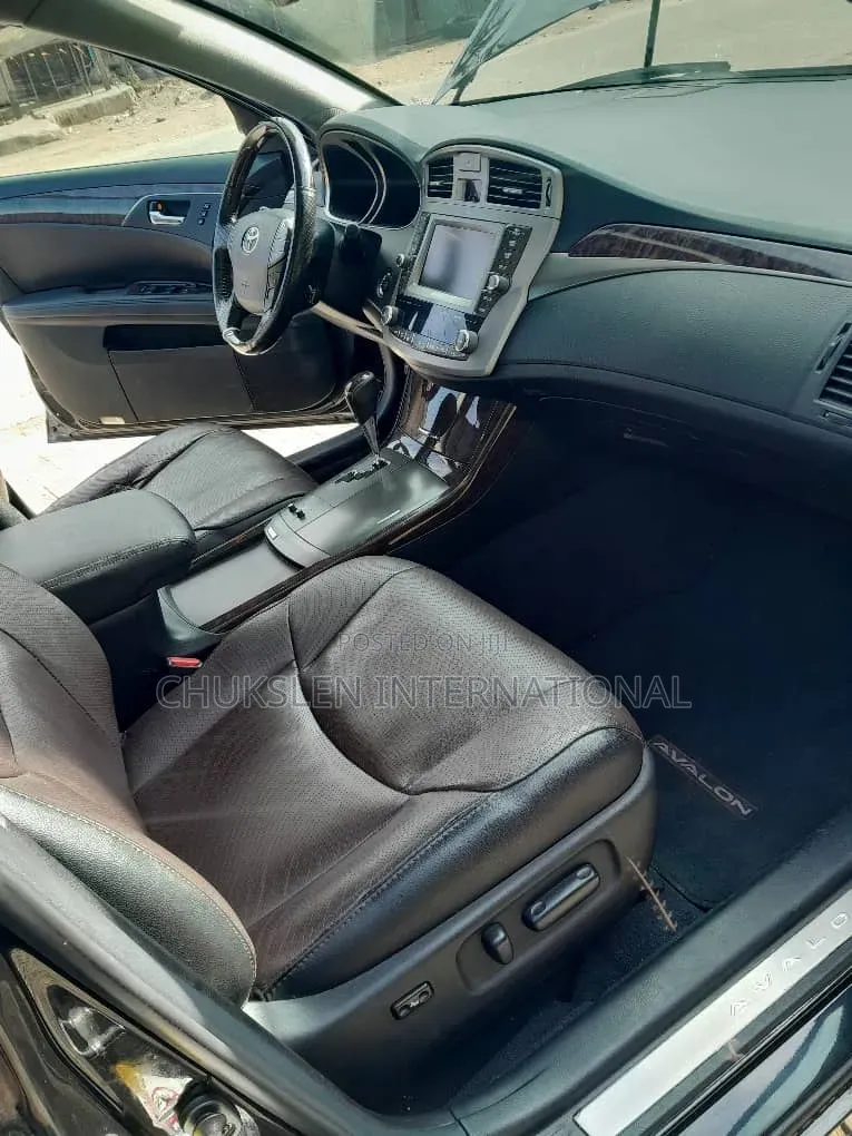 Toyota Avalon Limited Sedan FWD (3.5L 6cyl 6A) 2011 Black