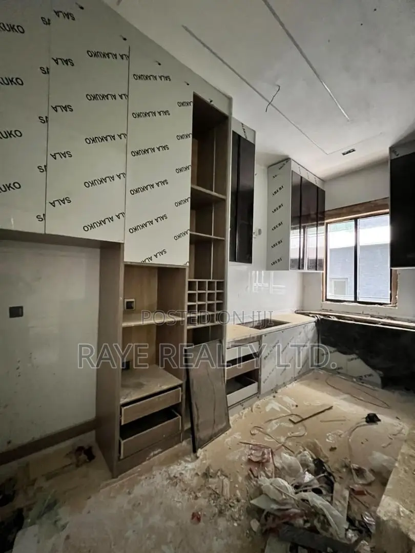 3bdrm Apartment in Lekki for sale
