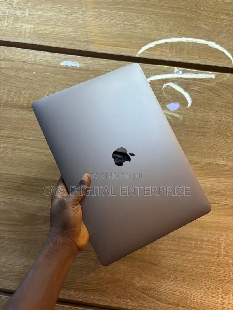 Laptop Apple MacBook Pro 2022 M2 8GB Apple M2 SSD 256GB