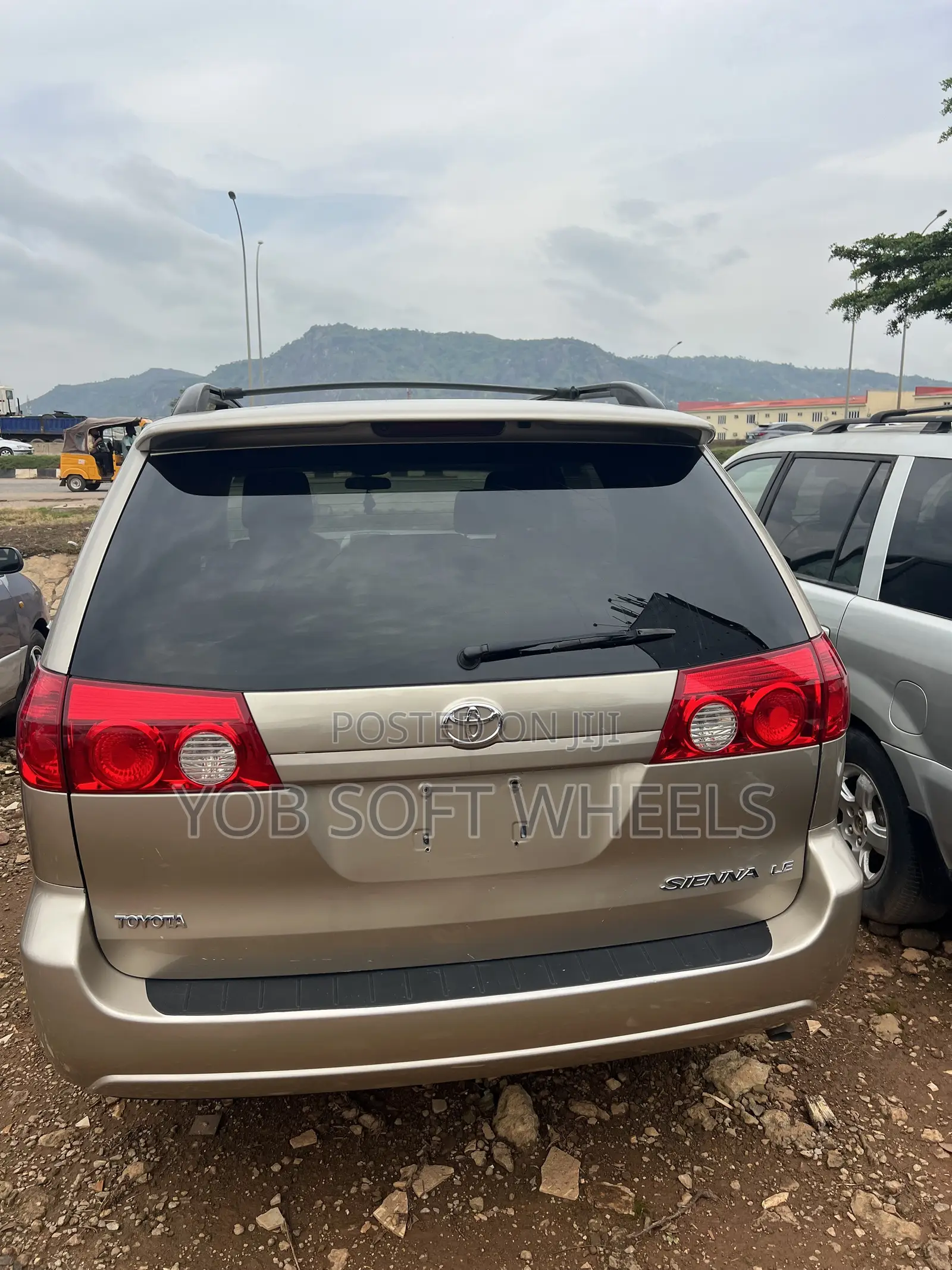 Toyota Sienna LE FWD 2006 Gold