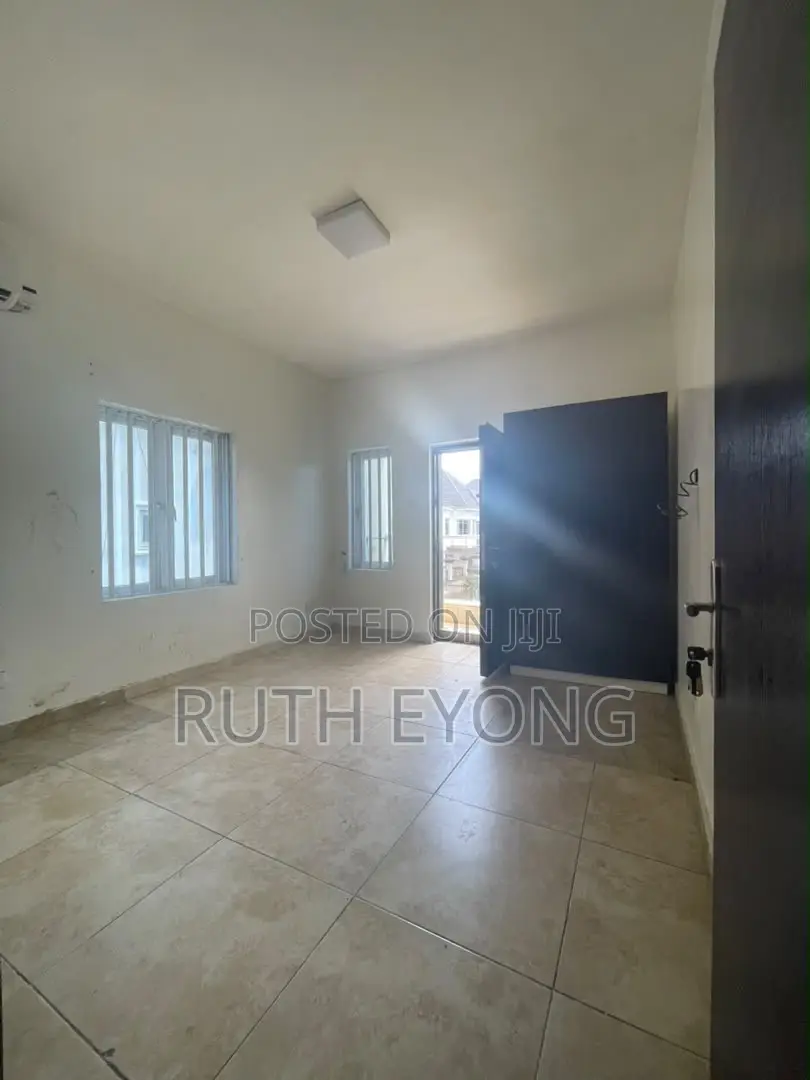 2bdrm Apartment in Lekki Phase 1 for rent