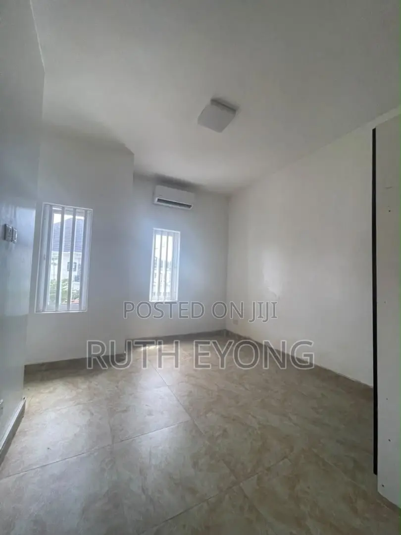 2bdrm Apartment in Lekki Phase 1 for rent