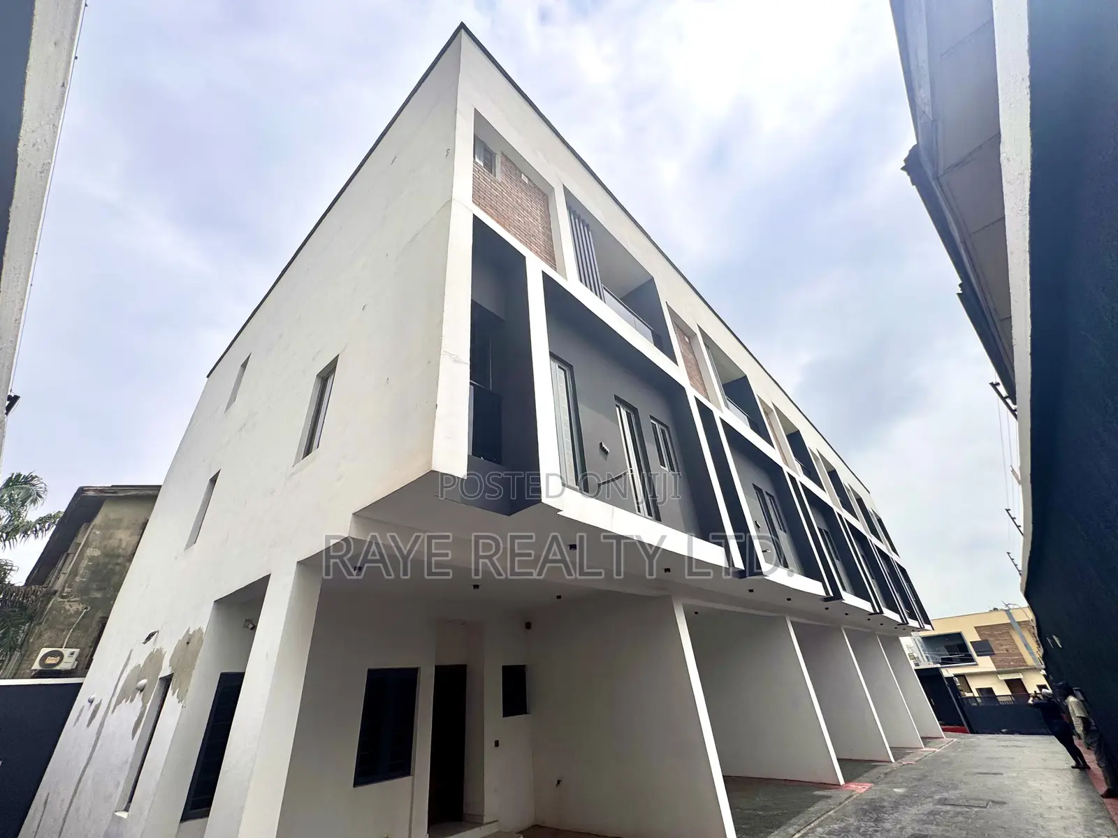 4bdrm Duplex in Onigbongbo for sale