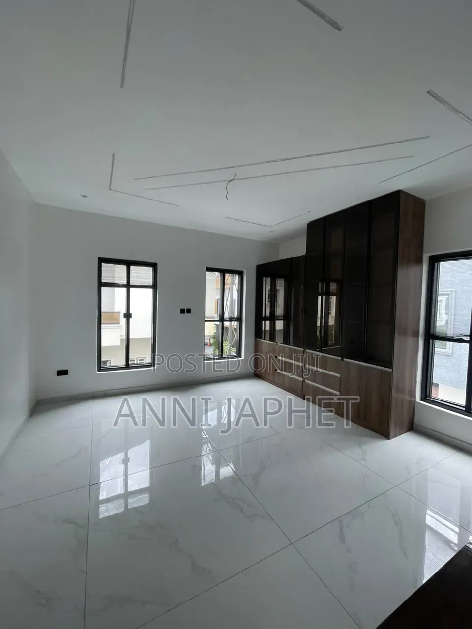 5bdrm Townhouse/Terrace in Osapa London for sale