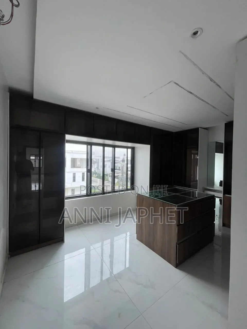 5bdrm Townhouse/Terrace in Osapa London for sale