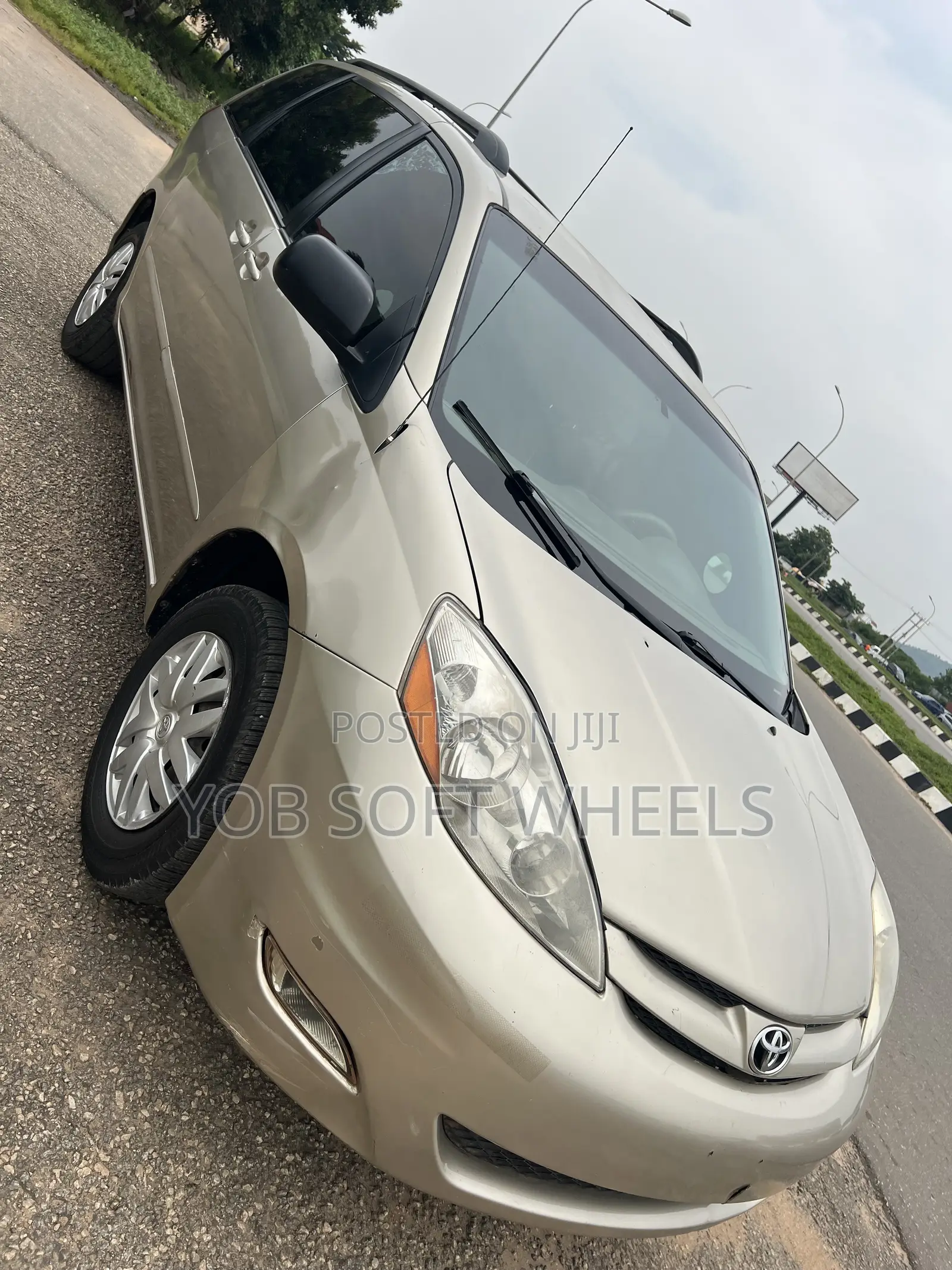 Toyota Sienna LE 2008 Gold