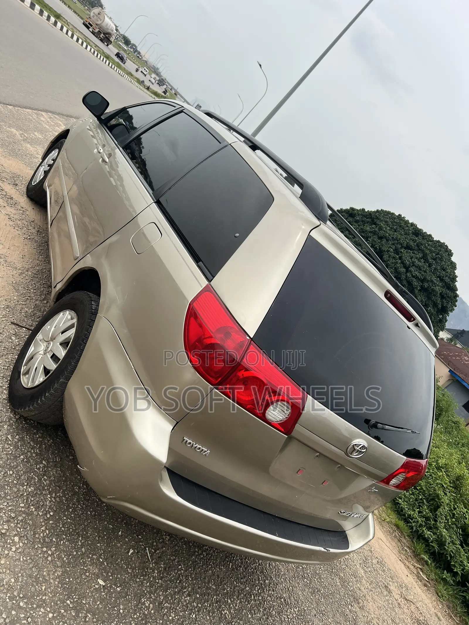 Toyota Sienna LE 2008 Gold