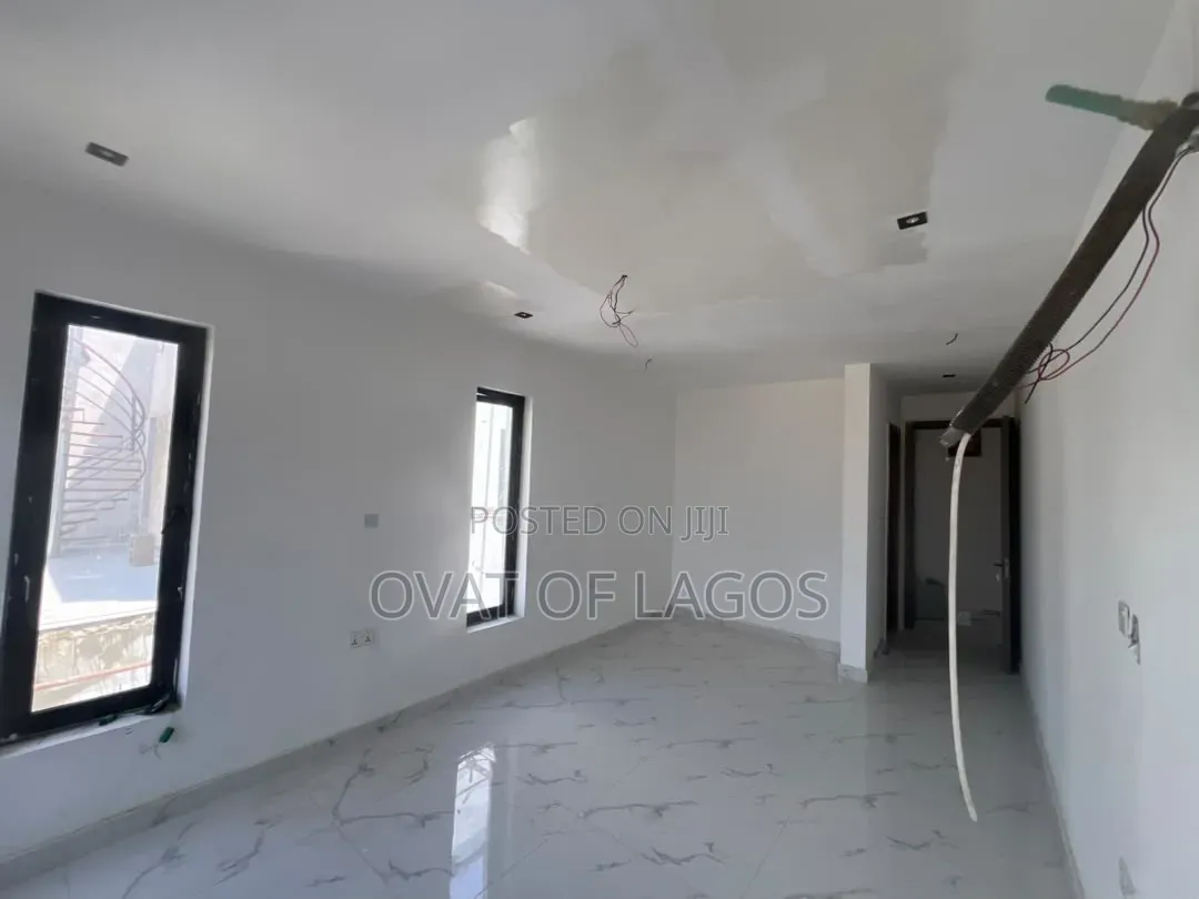 3bdrm Apartment in Lekki Phase 1 for sale