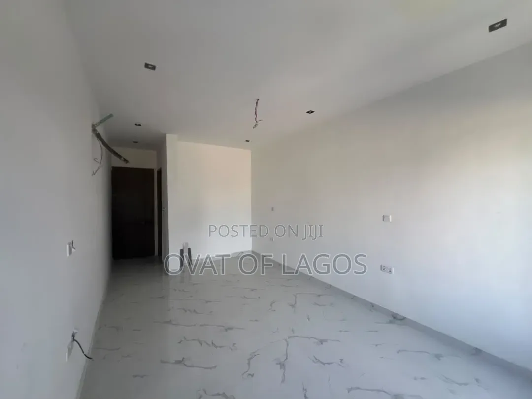 3bdrm Apartment in Lekki Phase 1 for sale