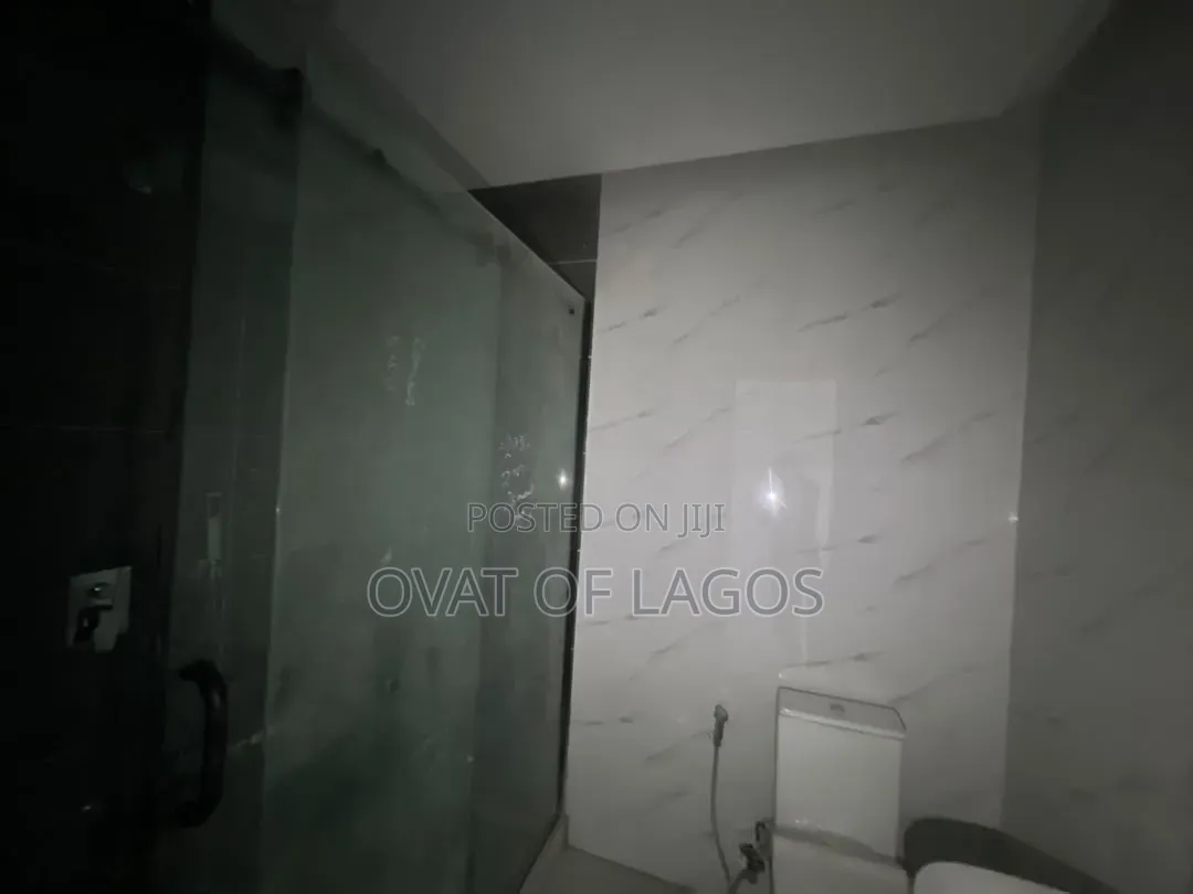 3bdrm Apartment in Lekki Phase 1 for sale