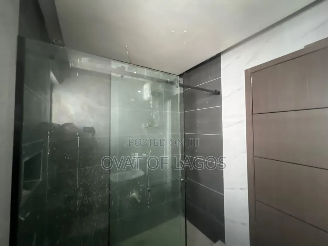 3bdrm Apartment in Lekki Phase 1 for sale