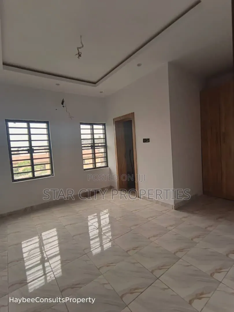 4bdrm Townhouse/Terrace in Unsho Street Off for sale