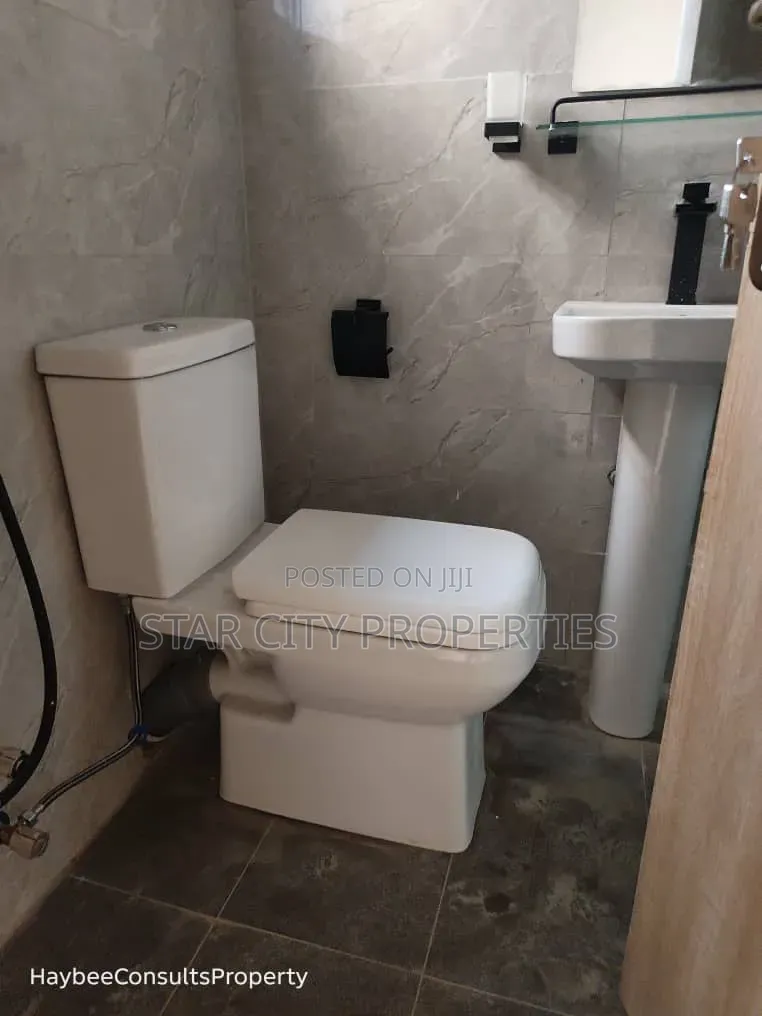4bdrm Townhouse/Terrace in Unsho Street Off for sale