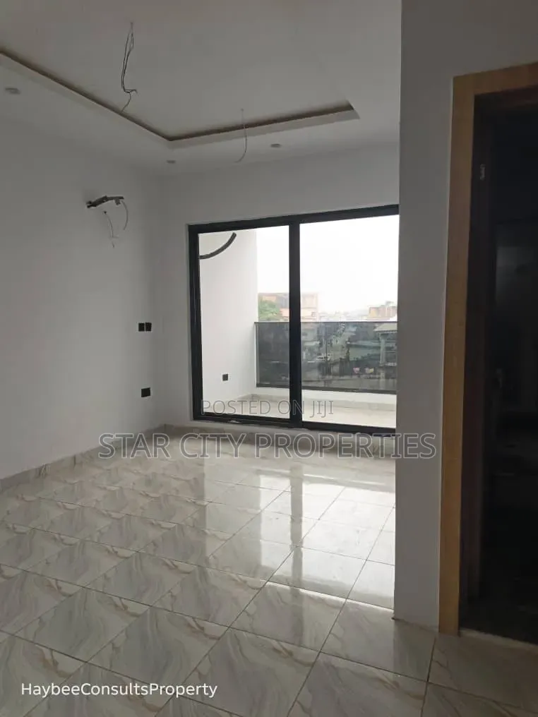 4bdrm Townhouse/Terrace in Unsho Street Off for sale