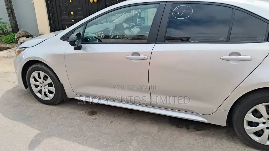 Toyota Corolla LE 2021 Silver