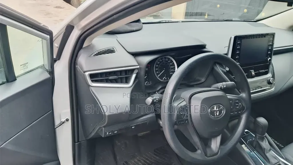 Toyota Corolla LE 2021 Silver