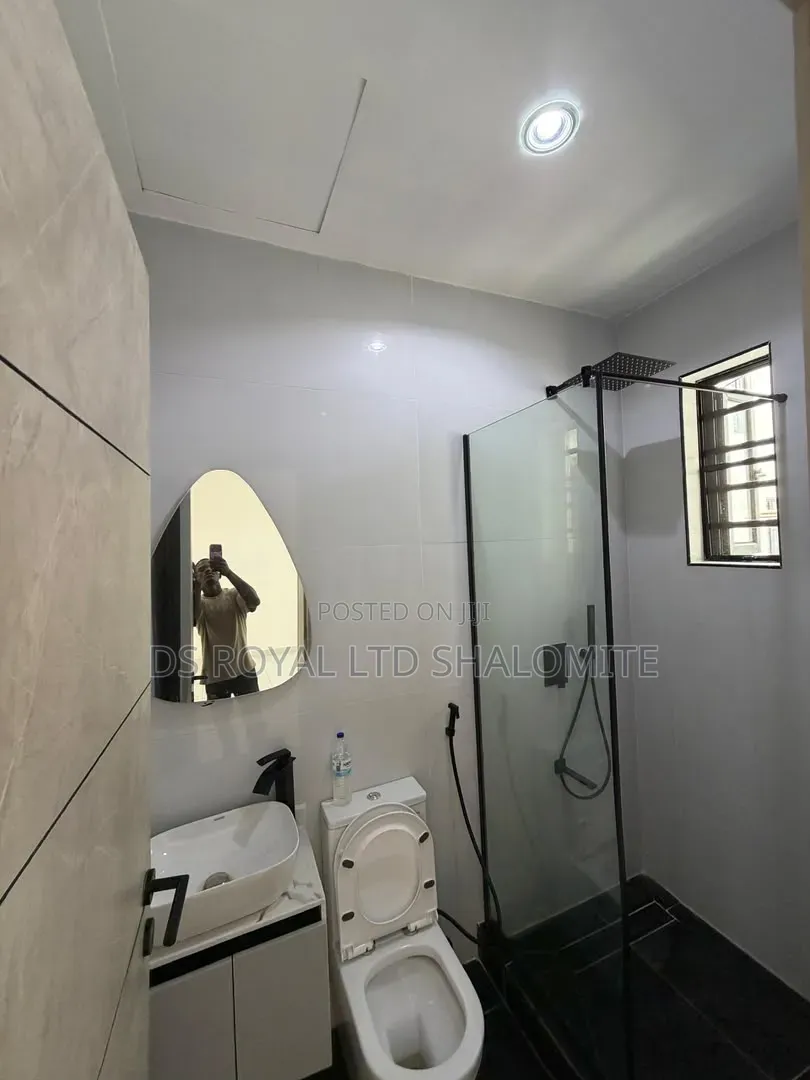 3bdrm Block of Flats in Lekki Phase 1 for sale