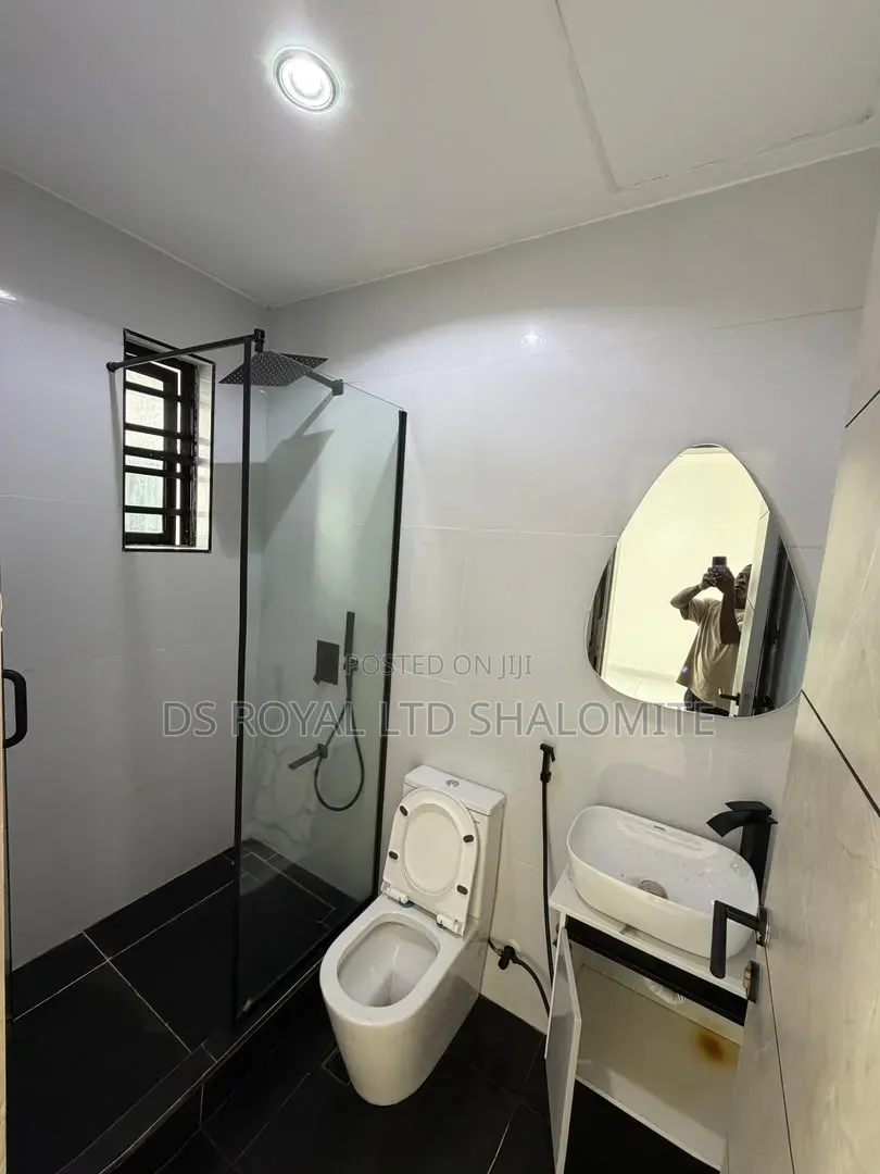 3bdrm Block of Flats in Lekki Phase 1 for sale