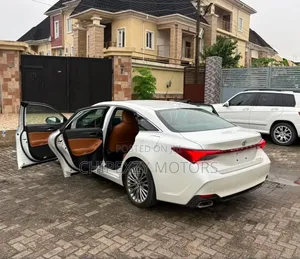 Toyota Avalon Limited FWD Sedan (3.5L V6 8A) 2019 White