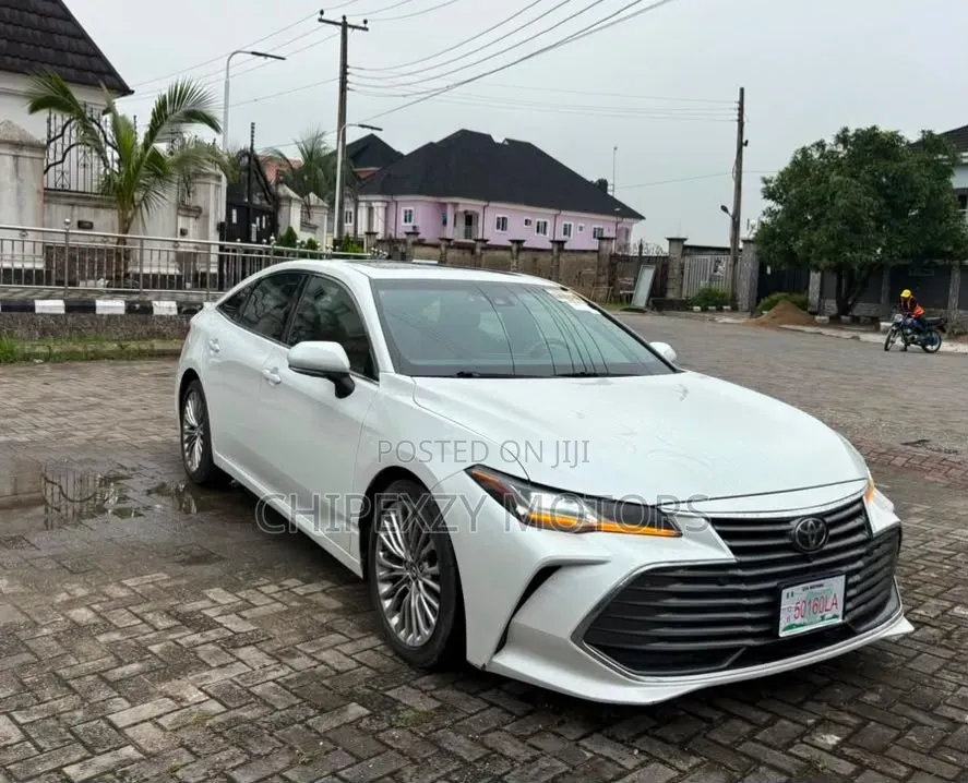 Toyota Avalon Limited FWD Sedan (3.5L V6 8A) 2019 White