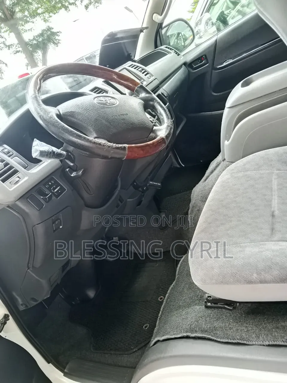 Toyota HiAce 2010 White