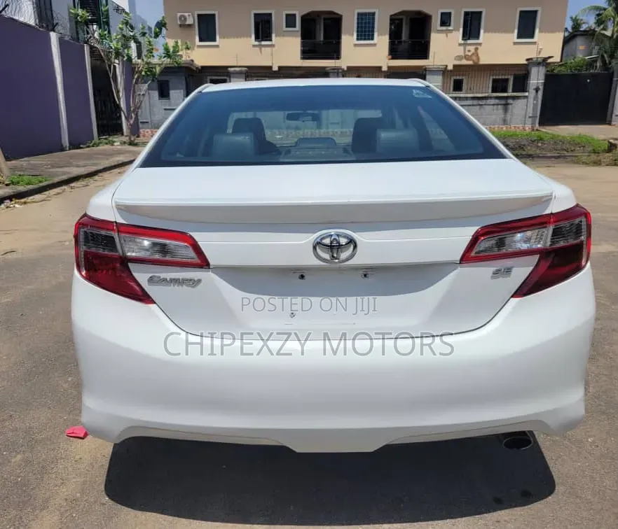 Toyota Camry SE 4dr Sedan (2.5L 4cyl 6A) 2012 White