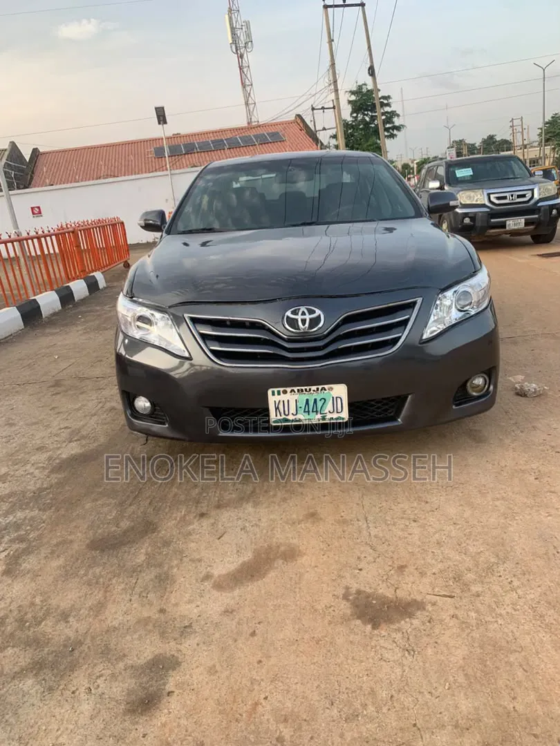 Toyota Camry XLE 4dr Sedan (2.5L 4cyl 6AM) 2010 Gray