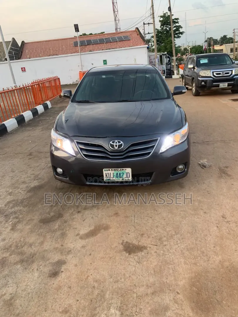 Toyota Camry XLE 4dr Sedan (2.5L 4cyl 6AM) 2010 Gray