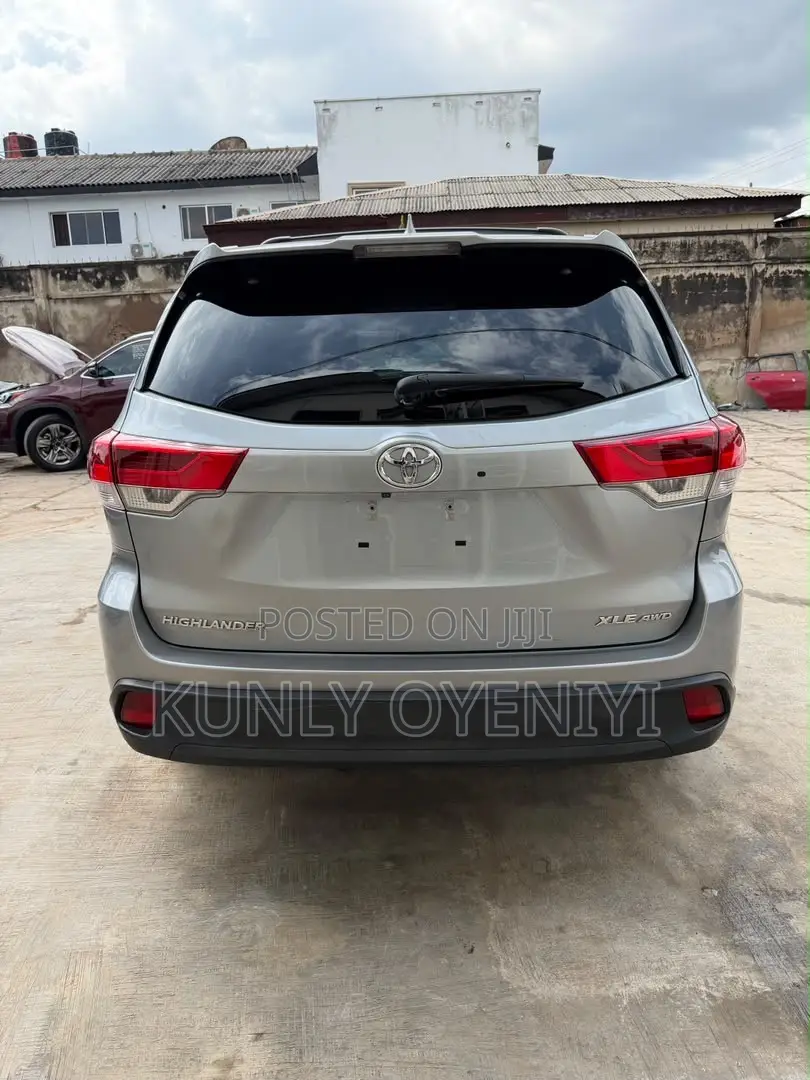 Toyota Highlander XLE V6 4x4 (3.5L 6cyl 6A) 2016 Silver