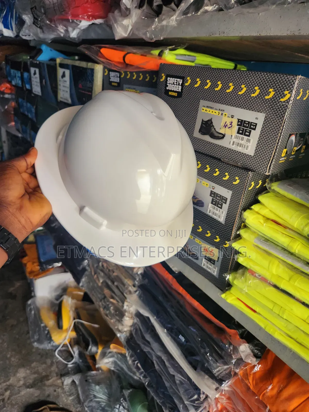 Round Helmet_ Full Brim Hard Hat
