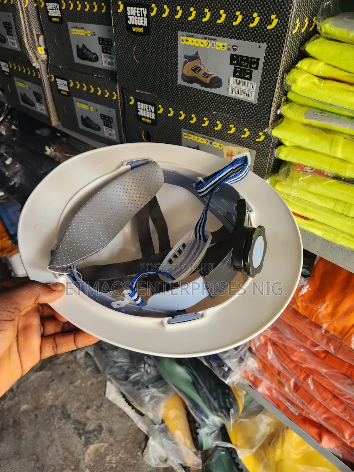 Round Helmet_ Full Brim Hard Hat