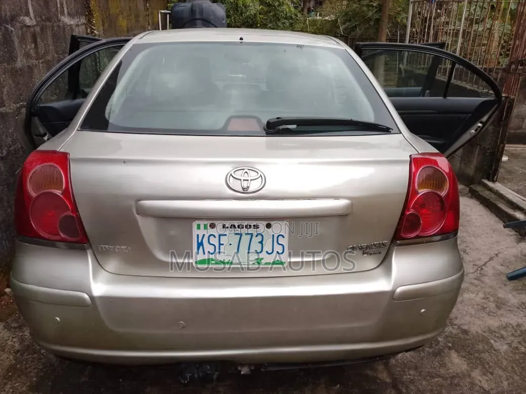 Toyota Avensis 2008 Gold