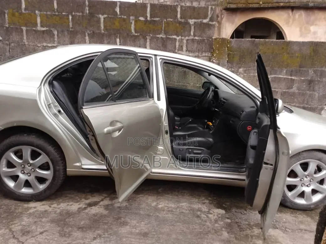 Toyota Avensis 2008 Gold