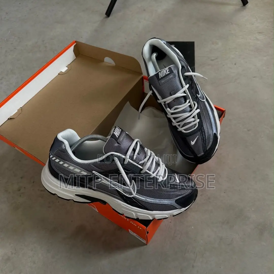 Nike Iniator Premium Sneakers
