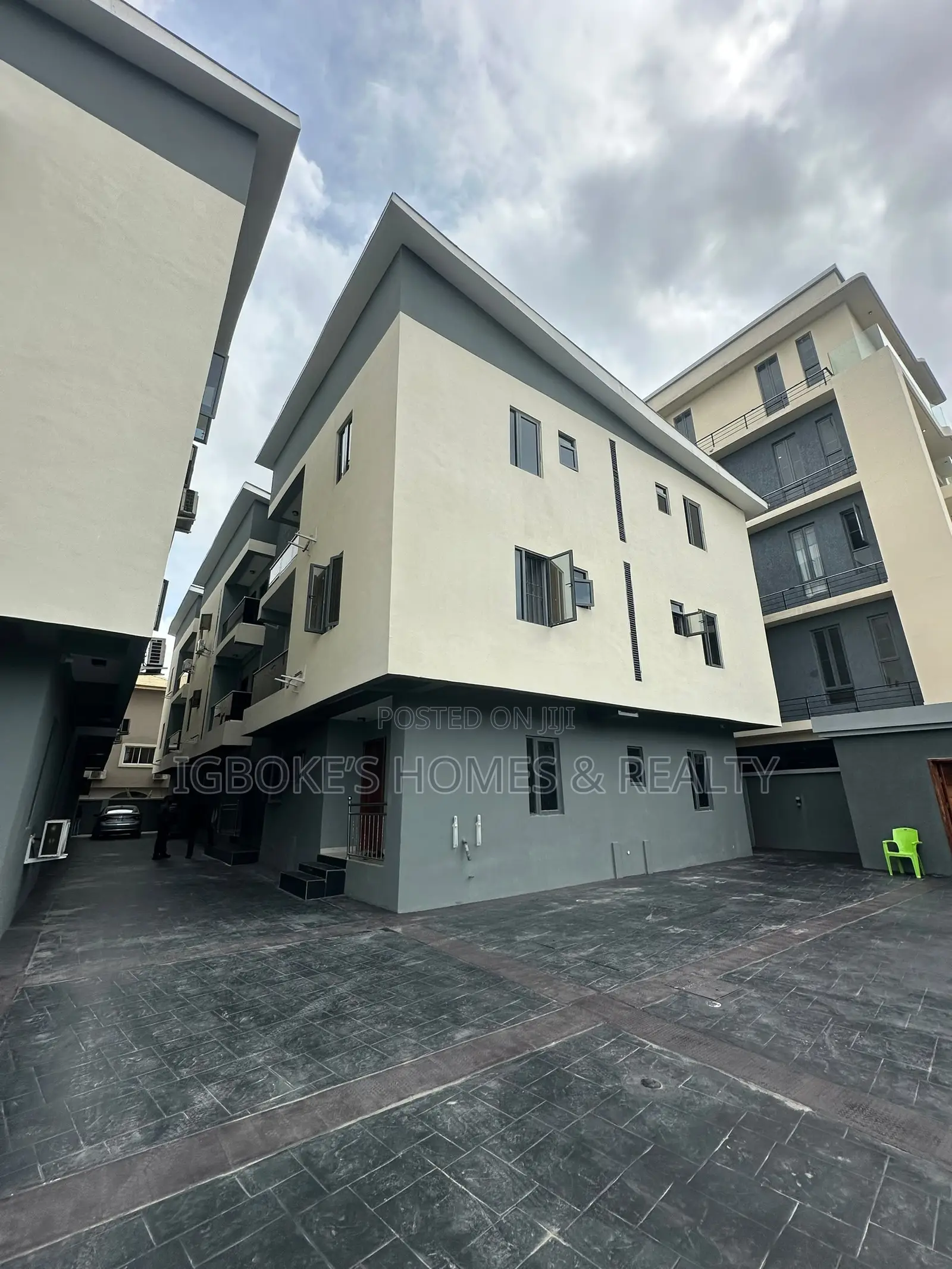 4bdrm Maisonette in Lekki Phase 1 for rent