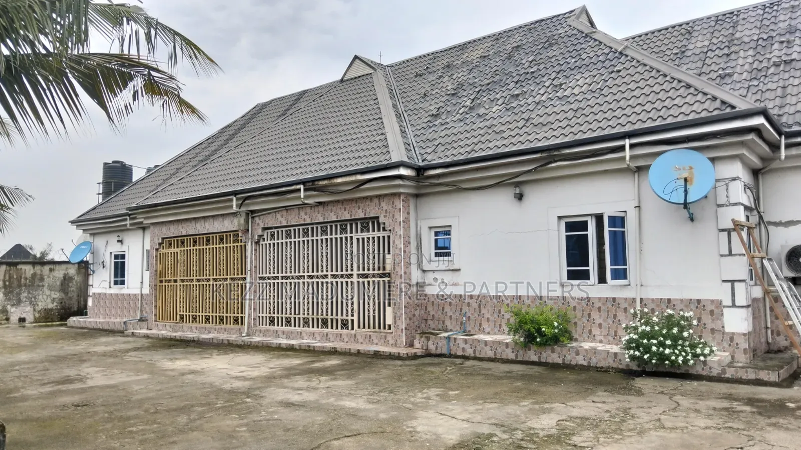 5bdrm Bungalow in Gated Neighbourhood, New Layout for sale