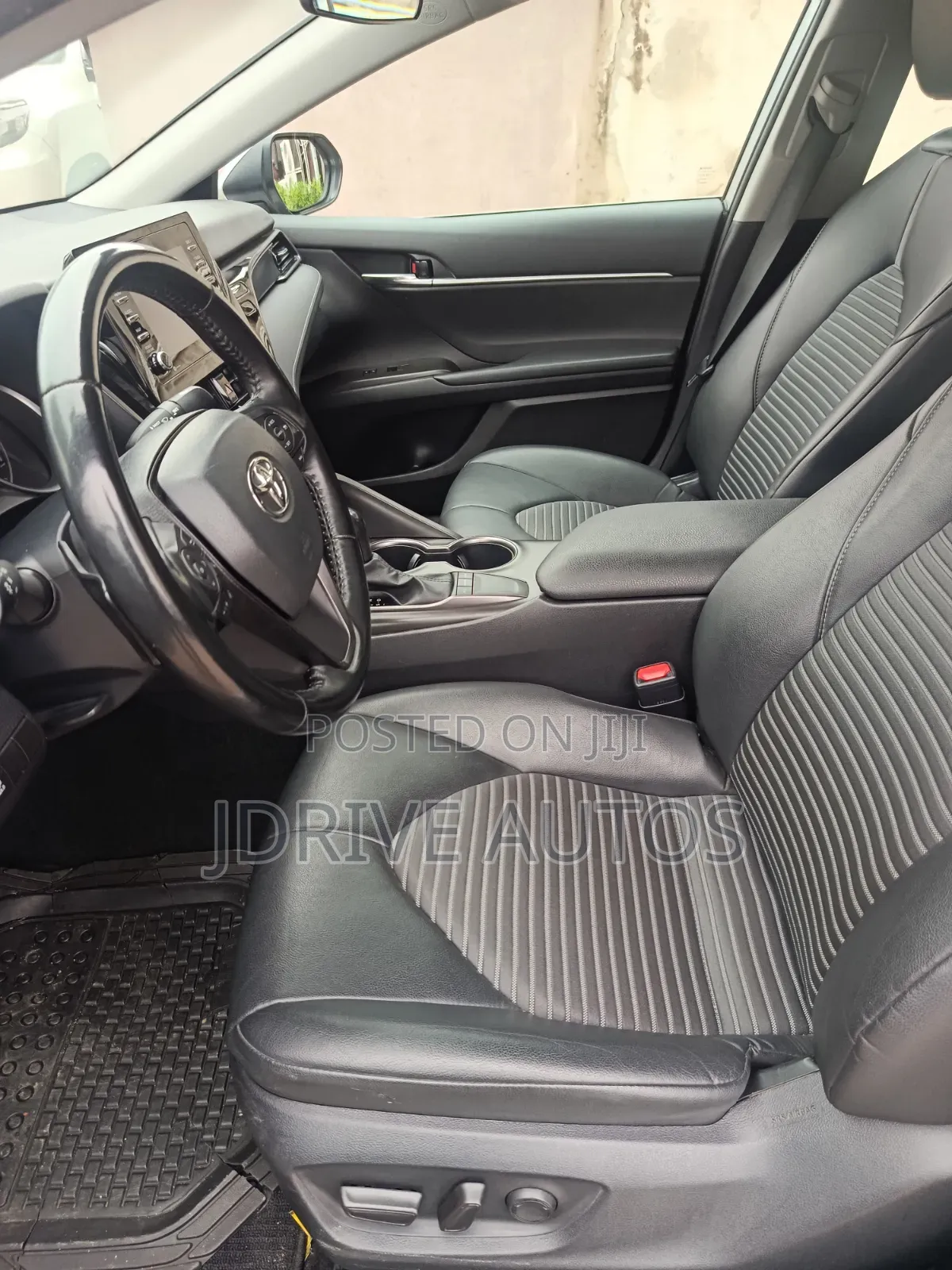 Toyota Camry SE 2023 Silver
