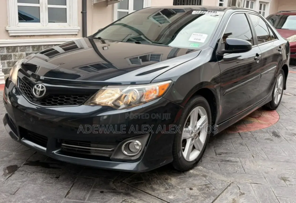 Toyota Camry SE 4dr Sedan (2.5L 4cyl 6A) 2013 Gray