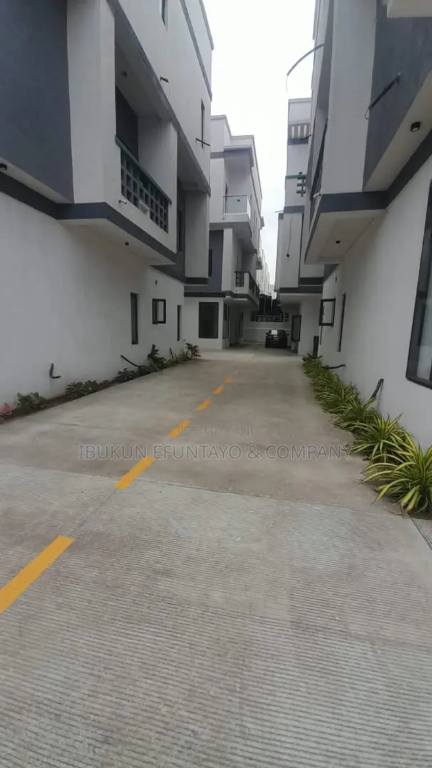 4bdrm Apartment in Lekki Phase 1 for rent