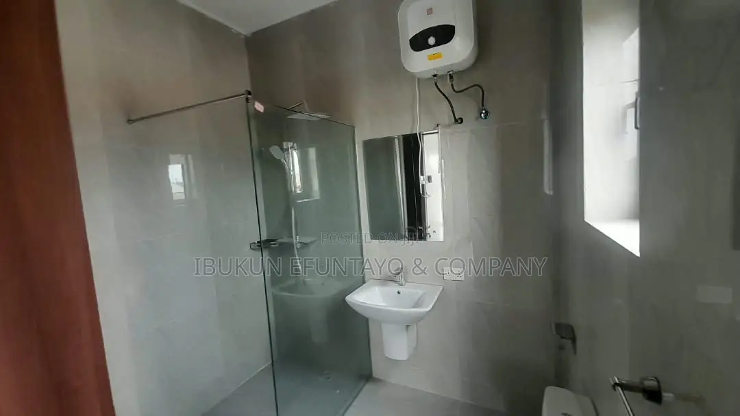 4bdrm Apartment in Lekki Phase 1 for rent