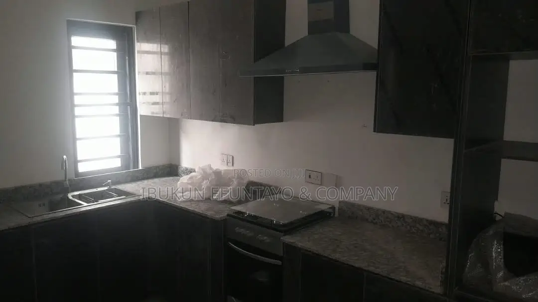 4bdrm Apartment in Lekki Phase 1 for rent