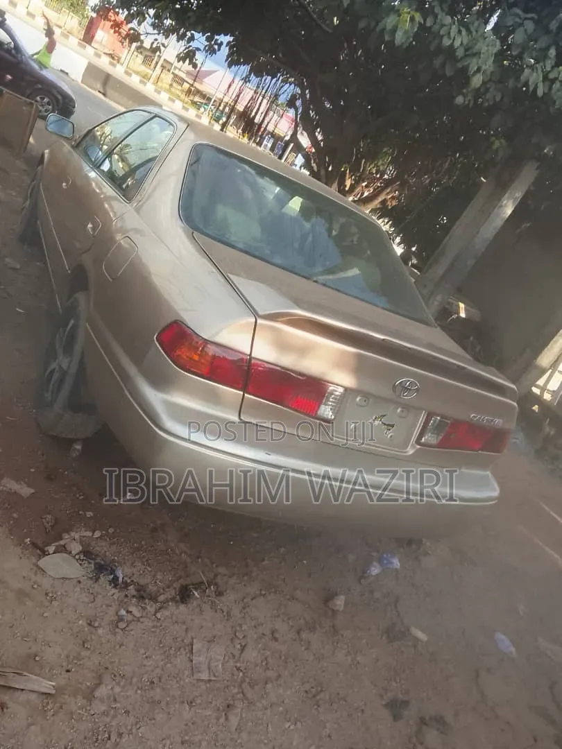 Toyota Camry 2000 Gold