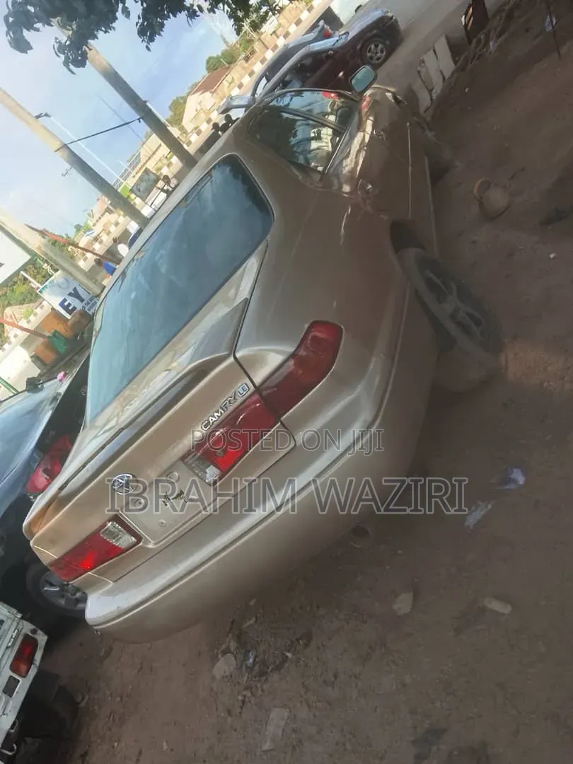 Toyota Camry 2000 Gold