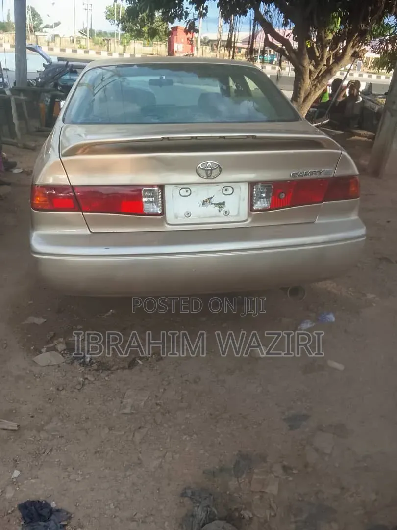 Toyota Camry 2000 Gold